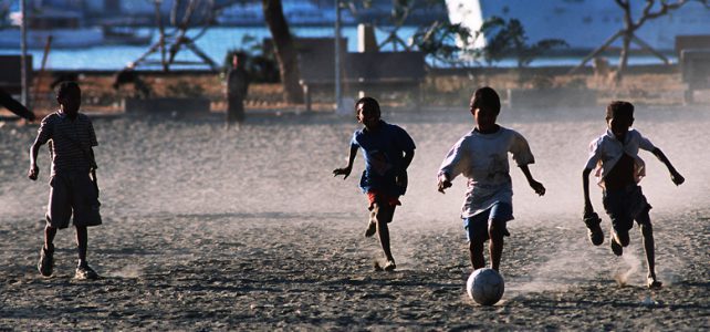 Grama Sintética - crianças jogando futebol