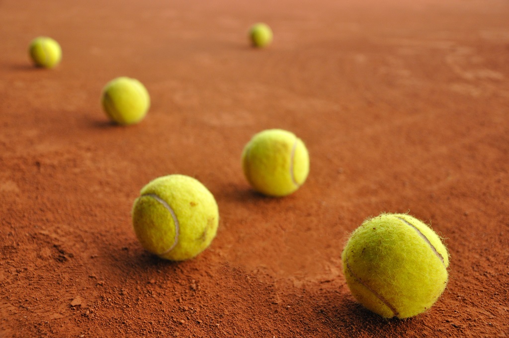 Como escolher a bola de tênis correta para cada tipo de quadra de tênis sportlink