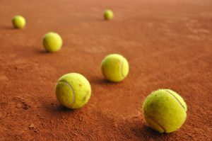 Como escolher a bola de tênis correta para cada tipo de quadra de tênis sportlink